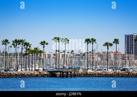 Schöne Stadtbild langer Strand mit Palmen und Yacht-Pylone, Blick vom Meer Stockfoto