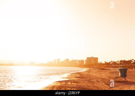 Schönen Abend Bild des einsamen Küste mit Gebäuden Silhouetten von Long Beach, Kalifornien Stockfoto