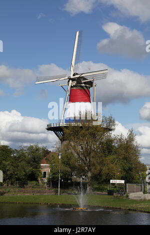 Windmühle De Valk The Falcon mit niederländischer Flagge Leiden Nethelands Stockfoto