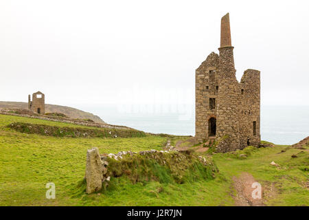 Die erhaltenen Ruinen der Wheal Owles Motor verwinkelten Haus (Wheal Leisure in der BBC-Fernsehserie "Poldark" Serie) auf den Klippen am Botallack, Cornwall, England Stockfoto