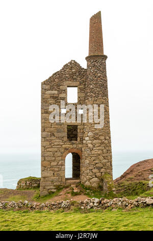 Die erhaltenen Ruinen der Wheal Owles Motor verwinkelten Haus (Wheal Leisure in der BBC-Fernsehserie "Poldark" Serie) auf den Klippen am Botallack, Cornwall, England Stockfoto