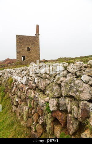 Die erhaltenen Ruinen der Wheal Owles Motor verwinkelten Haus (Wheal Leisure in der BBC-Fernsehserie "Poldark" Serie) auf den Klippen am Botallack, Cornwall, England Stockfoto