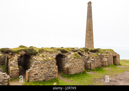 Die erhaltenen Reste der 1906 Arsen Werke kondensiert Kammern oben auf den Klippen am Botallack, Cornwall, England Stockfoto