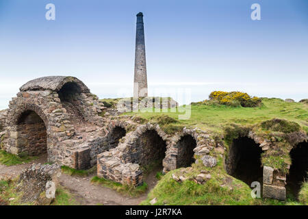 Die erhaltenen Reste der 1906 Arsen Werke kondensiert Kammern oben auf den Klippen am Botallack, Cornwall, England Stockfoto