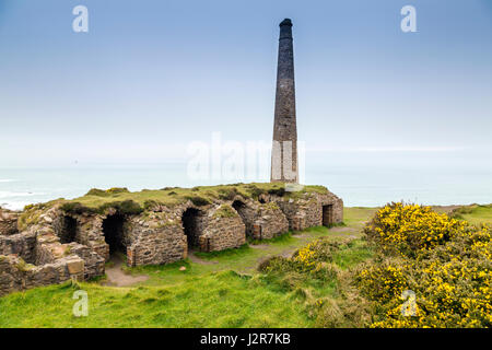 Die erhaltenen Reste der 1906 Arsen Werke kondensiert Kammern oben auf den Klippen am Botallack, Cornwall, England Stockfoto