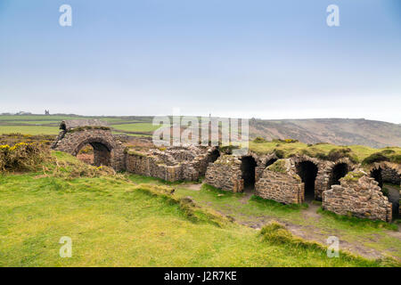 Die erhaltenen Reste der 1906 Arsen Werke kondensiert Kammern oben auf den Klippen am Botallack, Cornwall, England Stockfoto