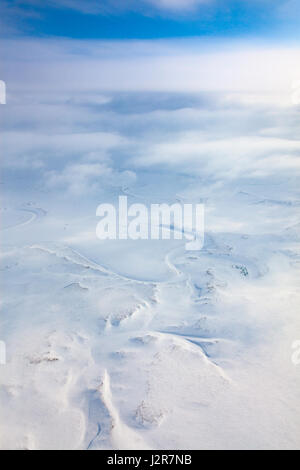 Luftaufnahme über dem Schnee bedeckten Raum der endlosen Tundra in der Zeit des bewölkten Wintertag. Stockfoto