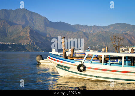 Boote bei Pana dock Liegeplatz in Lake Atitlan, Guatemala Solola Abteilung. Zentralamerika Stockfoto