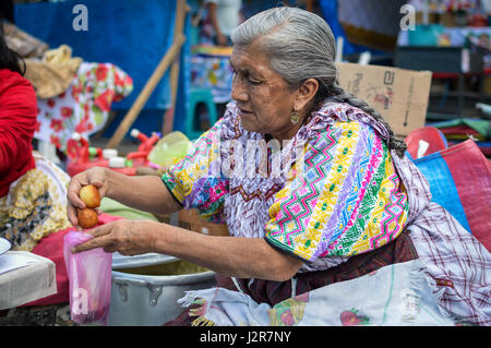 Quetzaltenango, Guatemala - Februar 8, 2015: Maya Frau verkauft süsse Frittierte bunuelos an einem lokalen Lebensmittelmarkt in Xela, Guatemala Stockfoto