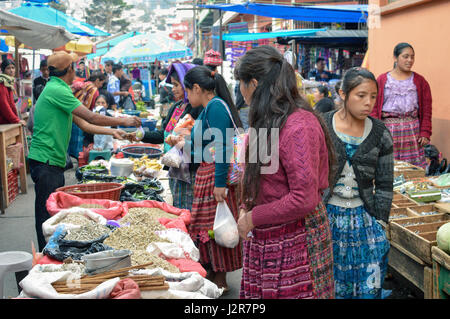 Totonicapan, Guatemala - 10. Februar 2015: Maya Menschen Shop an der großen traditionellen Markt eine kleine koloniale Totonicapan in Guatemala. Centr Stockfoto