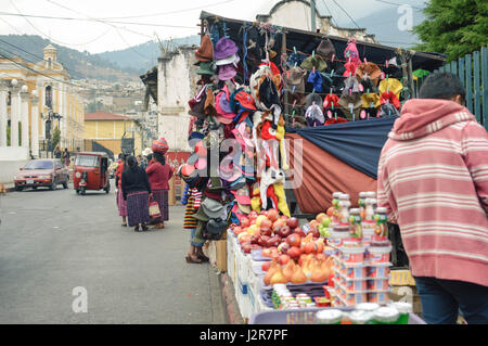 Totonicapan, Guatemala - 10, 2015 Februar: Maya Menschen und Autos sind auf den Straßen eines kleinen Kolonialstädtchen totonicapan in Guatemala in einem Bus gesehen Stockfoto