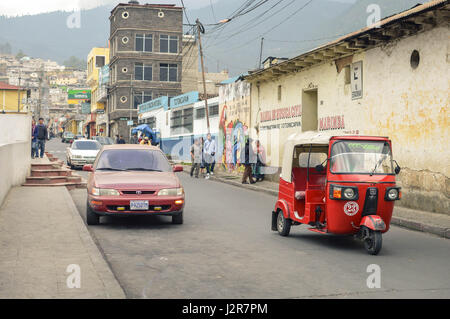 Totonicapan, Guatemala - 10, 2015 Februar: Maya Menschen und Autos sind auf den Straßen eines kleinen Kolonialstädtchen totonicapan in Guatemala in einem Bus gesehen Stockfoto