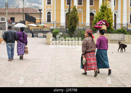 Totonicapan, Guatemala - 10, 2015 Februar: Maya Menschen schlendern am Hauptplatz von einem kleinen Kolonialstädtchen totonicapan in Guatemala Mittelamerika. Stockfoto