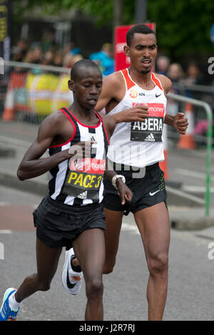 Tesfaye Abera & Herzschrittmacher läuft in der Jungfrau Geld London Marathon 2017, The Highway, London, UK. Stockfoto