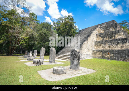 Eine der 2 Pyramiden der komplexen q und zahlreiche stellae in Tikal National Park und archäologische Stätte, Guatemala Mittelamerika Stockfoto