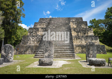 Eine der 2 Pyramiden der komplexen q und zahlreiche stellae in Tikal National Park und archäologische Stätte, Guatemala Mittelamerika Stockfoto