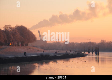 Fluss Weser in WinterTower am Morgen, Bremen, Deutschland I Weserufer in der Morgedämmerung Mit Raureif, Bremen, Deutschland Stockfoto