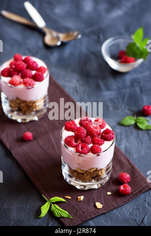 Hausgemachte Bio frische Parfait Dessert mit Himbeeren und Müsli, selektiven Fokus Stockfoto