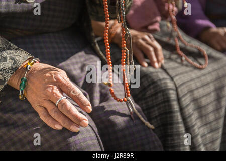 Händen der alten buddhistischen Anhänger halten Gebetskette (Bhutan) Stockfoto