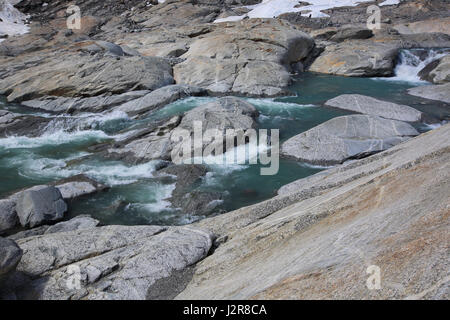 Gletscherfluss mit reinen grünen Wasser auf den Steinen aus Nigardsbreen Gletscher Jostedalsbreen Nationalpark, Norwegen Stockfoto