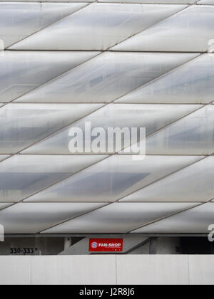 München, Deutschland - 22. April 2017: Melden Sie sich im Merchandising-Shop am Fußballstadion Allianz Arena in München. Mit 75'000 Sitzplätzen, Allianz Arena Stockfoto