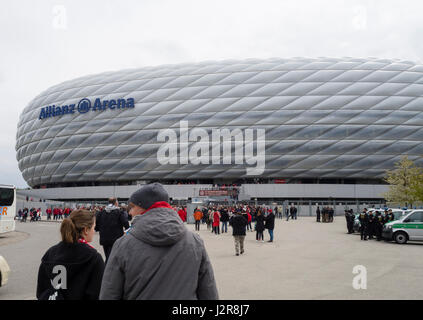 München, Deutschland - 22. April 2017: Fußballfans betreten das Fußballstadion Allianz Arena in München. Mit 75'000 Sitzplätzen ist die Allianz Arena Stockfoto