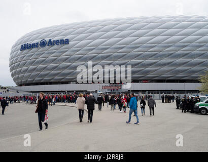 München, Deutschland - 22. April 2017: Fußballfans betreten das Fußballstadion Allianz Arena in München. Mit 75'000 Sitzplätzen ist die Allianz Arena Stockfoto