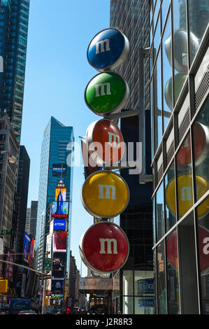 NEW YORK CITY - SEPTEMBER 18: Times Square ist ein Symbol für New York City und den Vereinigten Staaten, 18. September 2013 in Manhattan, New York City. USA. Stockfoto