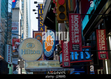 NEW YORK CITY - SEPTEMBER 18: Times Square ist ein Symbol für New York City und den Vereinigten Staaten, 18. September 2013 in Manhattan, New York City. USA. Stockfoto