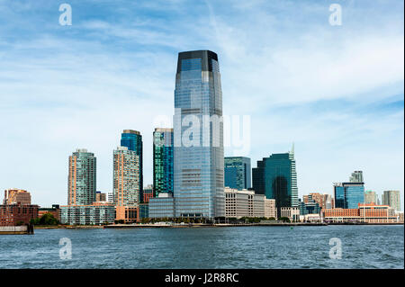 New Jersey Hoboken Skyline mit Wolkenkratzern über Hudson River. Stockfoto