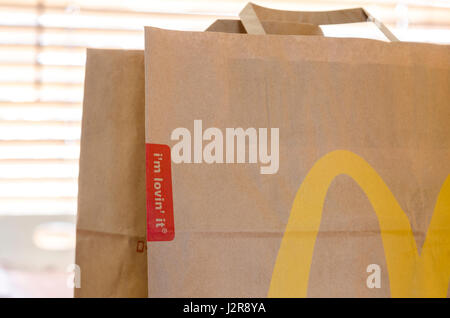 Nahaufnahme von McDonald's Take Away Food braune Papiertüte, McDonalds ist ein Fastfood-Restaurant-Kette wurde 1940 gegründet Stockfoto