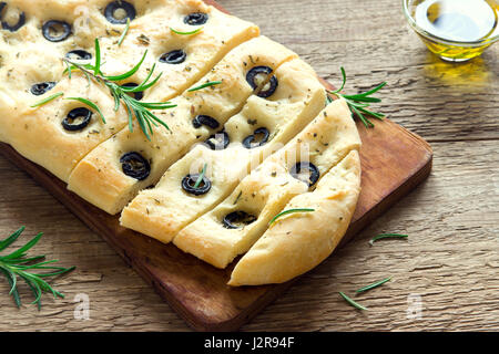 Traditionelle italienische Focaccia mit schwarzen Oliven und Rosmarin - Focaccia hausgemachtes Fladenbrot Stockfoto