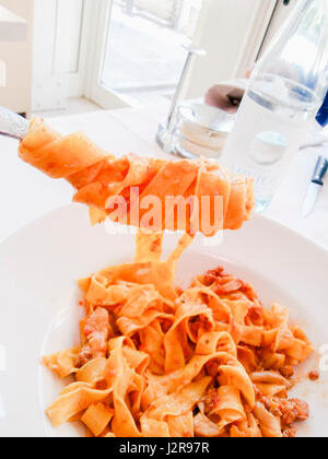 Italienische typisches Gericht Pasta gekocht nach Tradition mit frischen Meeresfrüchten. Stockfoto