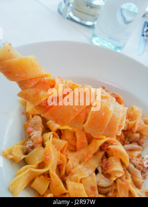 Italienische typisches Gericht Pasta gekocht nach Tradition mit Meeresfrüchten Stockfoto