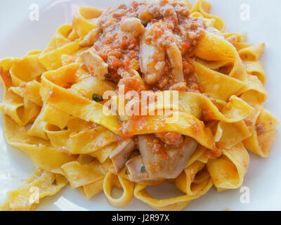 Italienische typisches Gericht Pasta gekocht nach Tradition mit Meeresfrüchten Stockfoto