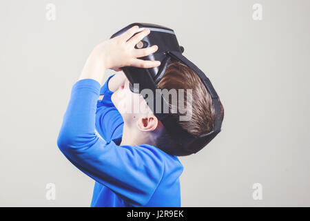 Teenboy mit virtual-Reality-Brille Filme oder Videospiele spielen Stockfoto