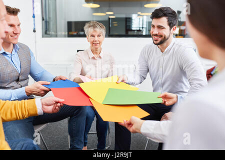 Kreative Business-Start-Team macht Übung für Teambuilding Stockfoto