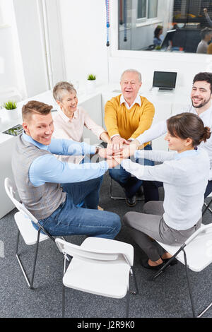 Business-Team macht Teambuilding Seminar ausüben Stockfoto