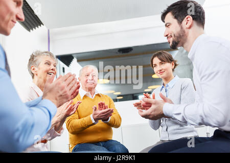 Erfolgreiche Geschäftsleute teilen Applaus im Team-building-workshop Stockfoto