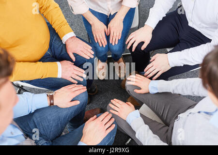 Team macht Gebäude Workshop zusammen trainieren Stockfoto