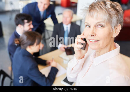 Senior Business-Frau auf dem Handy mit smartphone Stockfoto