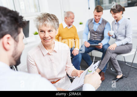 Geschäftsfrau und Berater im Finanzbereich Planungsbesprechung Stockfoto