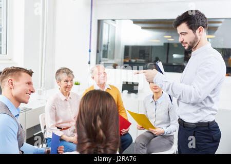 Mann als Trainer im Team Lehrwerkstatt Führung entscheidet Stockfoto