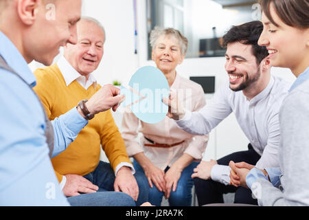 Gruppe macht Übung in Werkstatt für Team-building-Training Stockfoto