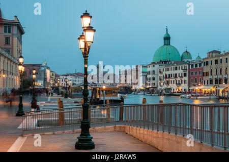 Abenddämmerung in Cannaregio Bezirk von Venedig. Die Skyline von Santa Croce District über Canal gesehen. Stockfoto