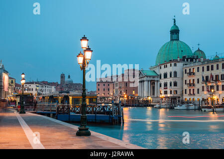 Abend am Canale Grande in Venedig. Kirche San Simeone Piccolo Kuppel dominiert die Skyline von Santa Croce. Stockfoto