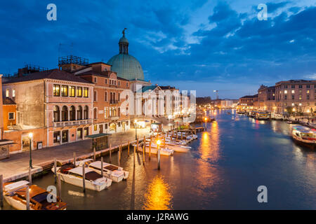 Nacht fällt auf den Canal Grande in Venedig. Stockfoto