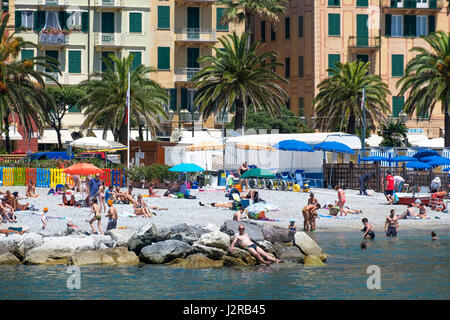 Strand und Hotels in Santa Margherita Ligure an der italienischen Riviera Stockfoto