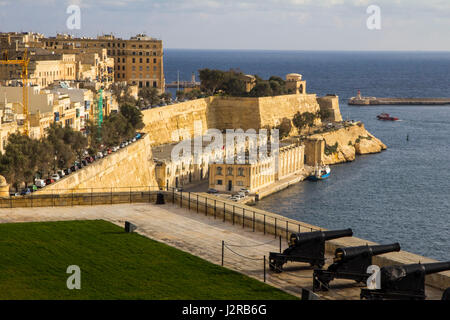 Gerade unter der oberen Barakka Gardens, der ehrenkompanie Batterie stammt aus dem 16. Jahrhundert und der Großen Belagerung von Malta im Jahr 1565. Heute bietet es eine Ansicht. Stockfoto