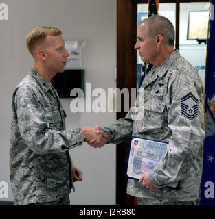 Lieutenant Colonel Nathan Leap, Volkshochschule der Air Force Kommandant präsentiert Senior Master Sergeant Duane Caudill, 302. Pflegegruppe Karriereberater, mit seinem CCAF auf der Maxwell Air Force Base in Alabama, 21. April 2017. Caudill ist der 500 000. Absolvent der CCAF. Caudill dauerte es nur sechs Monate, die letzten Schritte der Erreichung seiner Ziele und seiner CCAF Diplom abzuschließen. (U.S. Air Force Photo/Senior Airman Tammie Ramsouer) Stockfoto